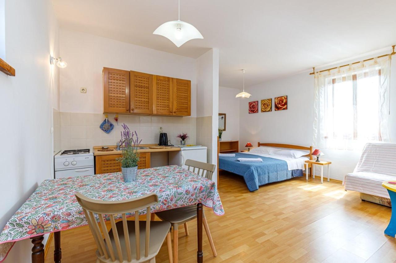 Apartments Pernar ポレッチ エクステリア 写真